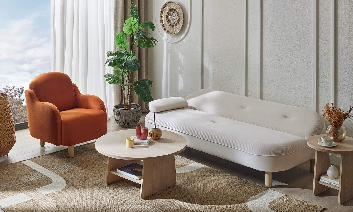 Banquette modulable Mely en position allongée, à côté du fauteuil Mely